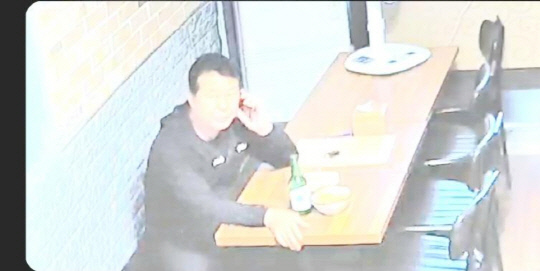 서울 중랑구 중화동의 한 식당에서 술과 음식을 주문한 이른바 '먹튀 손님'이 어딘가로 전화를 하고 있다. [인터넷 커뮤니티 '보배드림' 캡처]